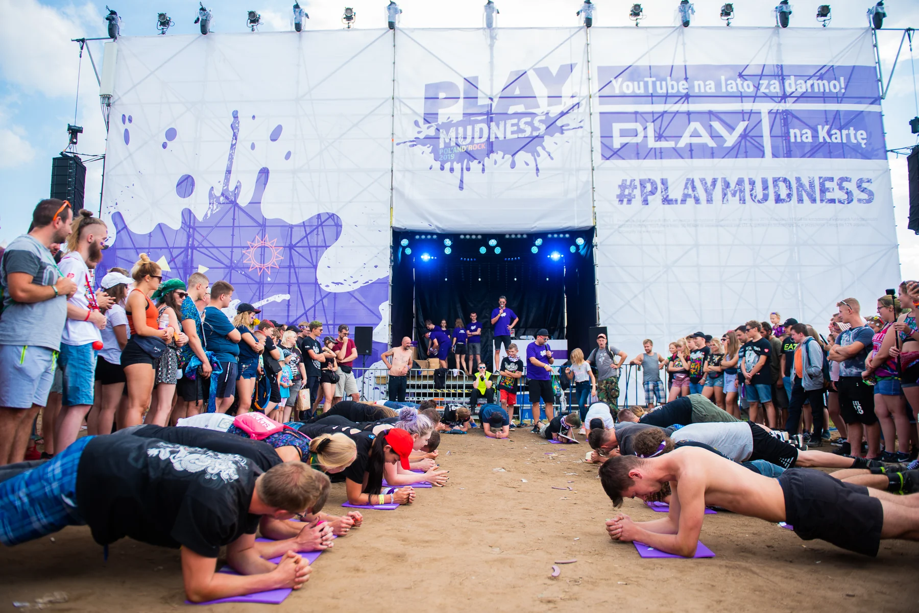 Muzycy i uczestnicy akcji Play na plaży