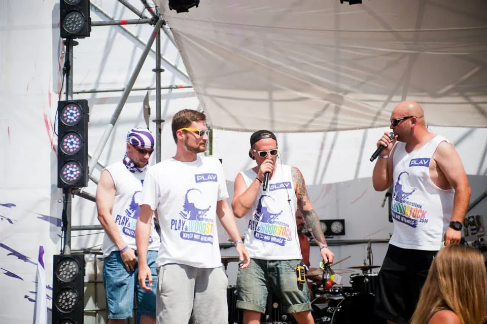 Artyści z mikrofonami występujący na scenie Play